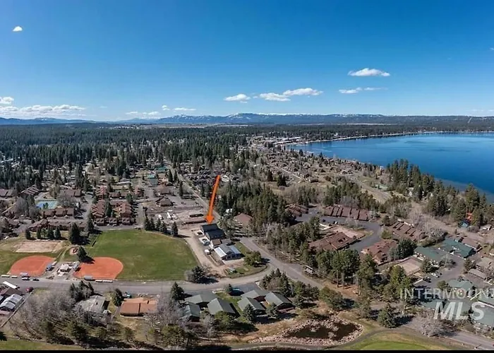 Townhouse In Prime Location!